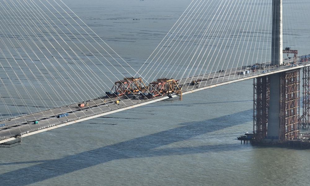 黃茅海大橋跨越黃茅海海域的兩條航道，采用3塔2跨設計，是一座獨柱式雙索面全漂浮體系斜拉橋。大橋單孔跨徑720米，橋梁全長2200米，共計16種梁段類型，最重鋼箱梁達420噸。大橋橋面采用分體式鋼箱梁設計，由兩個鋼箱梁及橫向連接箱組成，橋面總寬50.4米，是分體式鋼箱梁在廣東省內首次大規模應用。