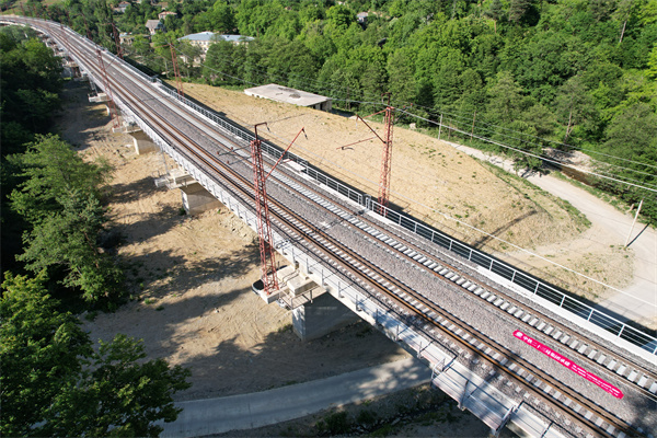 由中鐵二十三局承建的格魯吉亞現代化鐵路工程項目全長40.85公里，全線設置隧道6座，橋梁10座，涵洞54座，挖填方量約400萬方。該項目屬于高加索區域鐵路網的重要組成部分，建成后將大大縮短格魯吉亞首都第比利斯至黑海之濱巴統市的時空距離，進一步提升格魯吉亞鐵路貨運過境量，對格魯吉亞及周邊國家經濟發展產生重要影響。該項目主體工程已完全移交，目前正在加快完成收尾工作，預計今年10月正式通車運營。