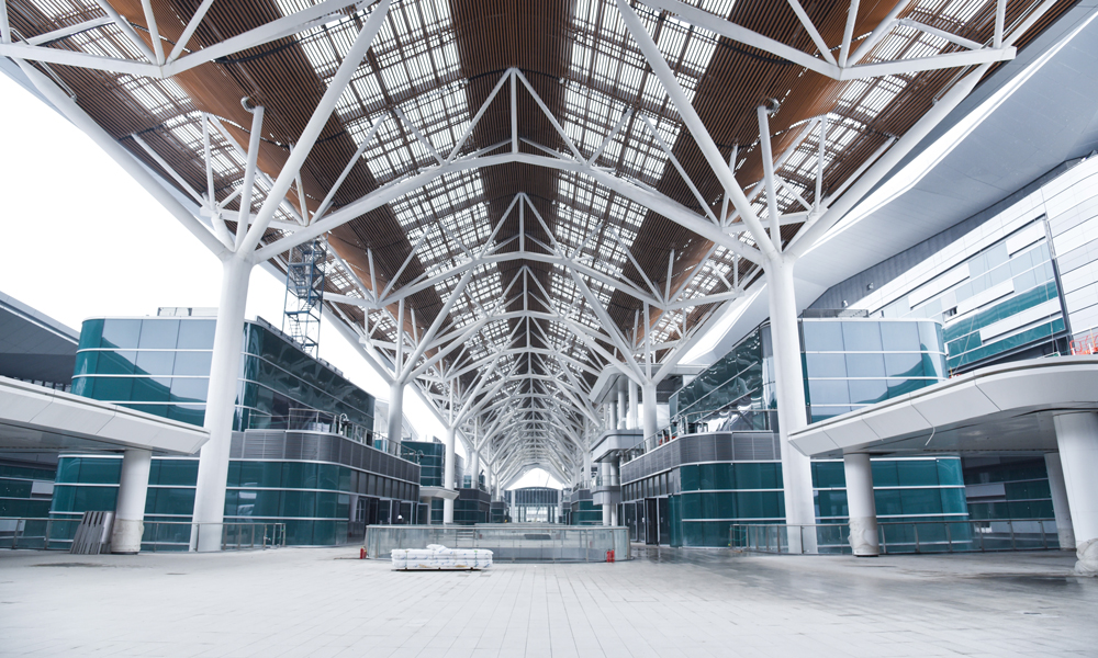 項目屋面采用大面積的“無柱式”施工，總面積為15.5萬平方米，如同22個足球場大，屋面鋼結構總用鋼量12萬噸，規模國內罕見。項目建設團隊采用大面積整體提升技術，發明了適用于復雜大跨度鋼屋蓋安裝的高周轉率工具式滑移胎架，研發了多層大跨鋼結構倒裝法整體提升技術和大跨鋼結構空間豎轉整體安裝技術，將總用鋼量12萬噸，單體跨度最高達81米的屋面桁架穩固吊裝，打造錚錚“鋼筋鐵骨”。