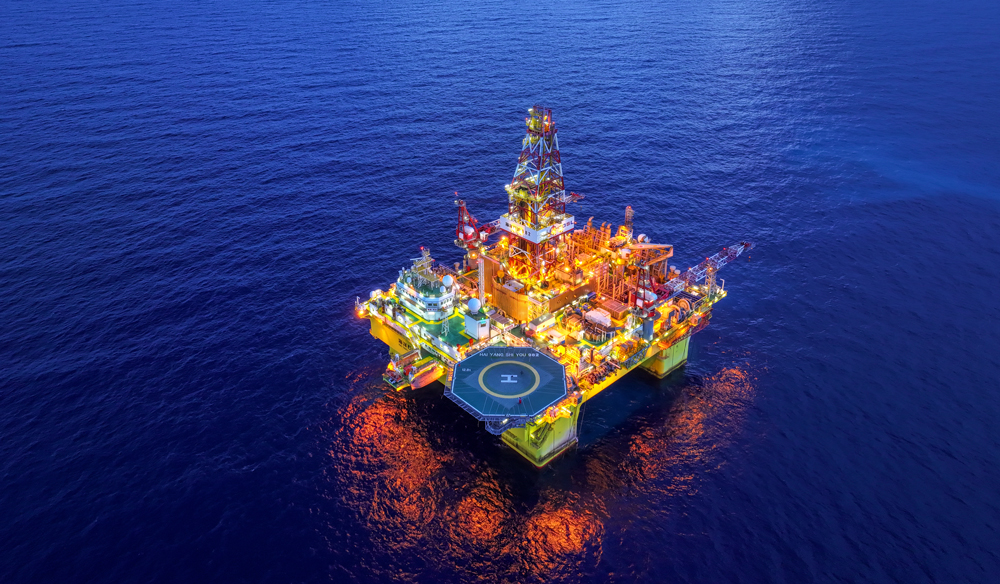 據悉，“海洋石油982”鉆井平臺是我國自主投資、于2014年至2018年建造的第六代深水半潛式鉆井平臺，型長104.5米、型寬70.5米、型高37.55米，最大作業水深1800米，最大鉆井深度9144米，是全球最先進的第六代鉆井平臺之一。李建祿 攝