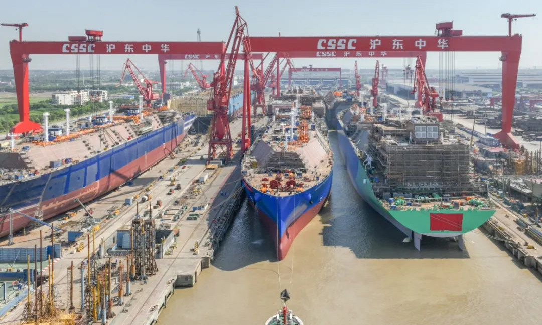 近日，中國船舶集團旗下滬東中華3艘第五代LNG（液化天然氣）船生產節點告捷，實現2船出塢、1船開工三大生產節點。