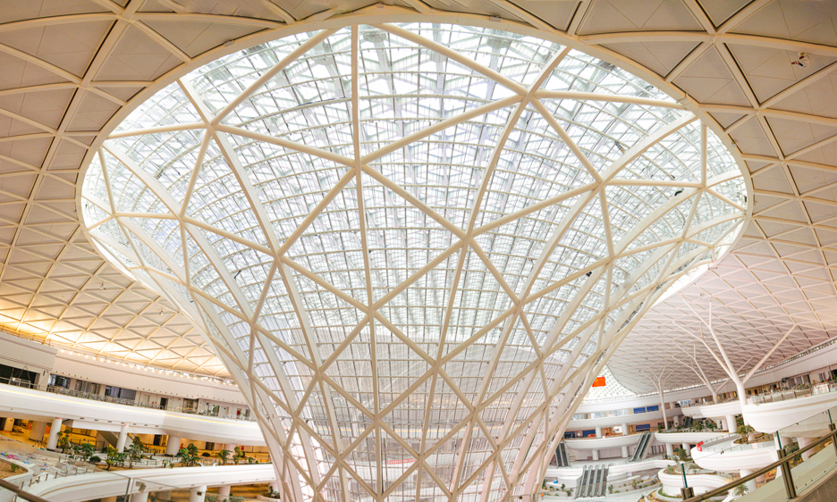 中鐵建工承建的中川國(guó)際機(jī)場(chǎng)三期擴(kuò)建項(xiàng)目綜合交通樞紐是全國(guó)首個(gè)落實(shí)空鐵（軌）換乘流程優(yōu)化的綜合客運(yùn)樞紐，匯集了公路、鐵路、航空等多種交通方式：地下20米深處連接蘭張三四線鐵路，地下11米深處預(yù)留地鐵站廳，地面為建筑面積約20萬(wàn)平方米的停車(chē)樓。