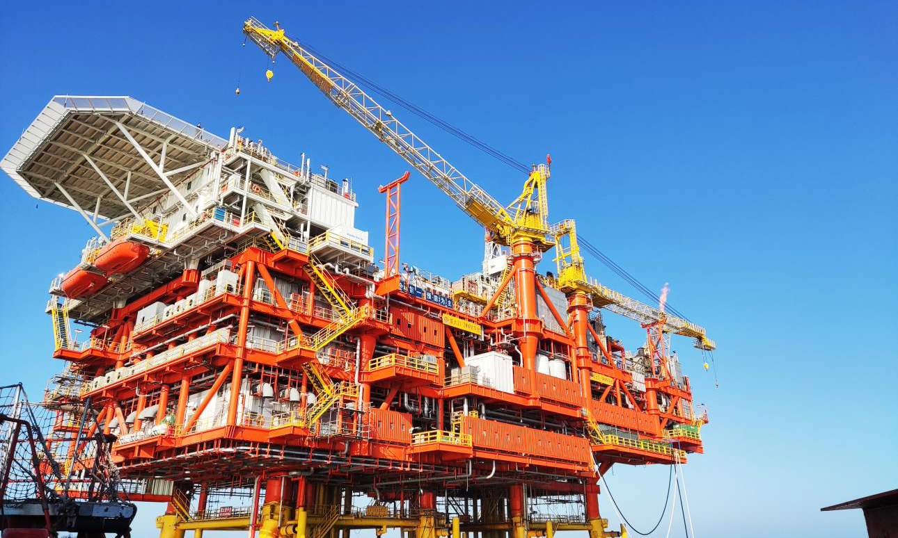 據悉，旅大21-2油田自投產以來，已陸續(xù)誕生4口超百噸井，創(chuàng)下我國海上稠油蒸汽吞吐井單井高峰日產原油超130噸的產量紀錄。圖為旅大21-2平臺。