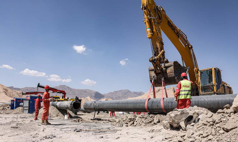 克英線計劃今年10月底建成投產。屆時，克深克拉氣田至英買力地區的第二條天然氣大動脈將全面貫通，串起沿線庫車、新和2地的26個村鎮，為南疆各族百姓提供更加穩定可靠的天然氣資源。