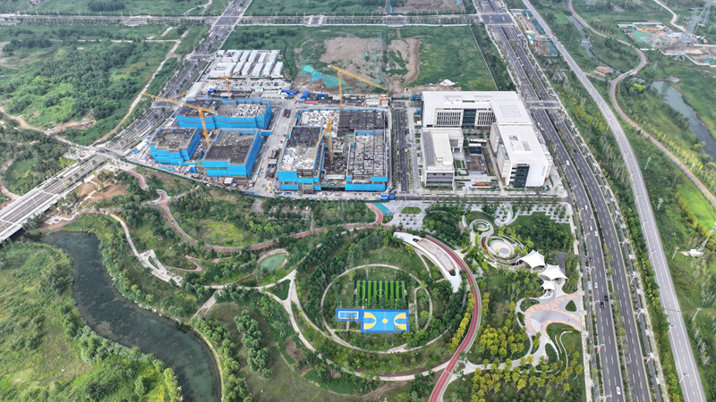 近日，由中國建筑旗下中建三局承建的雄安科創中心二期、三期項目迎來地下室結構全面封頂，進入主體結構攻堅階段。圖為雄安科創中心二期、三期項目建設現場。新華社記者 牟宇 攝