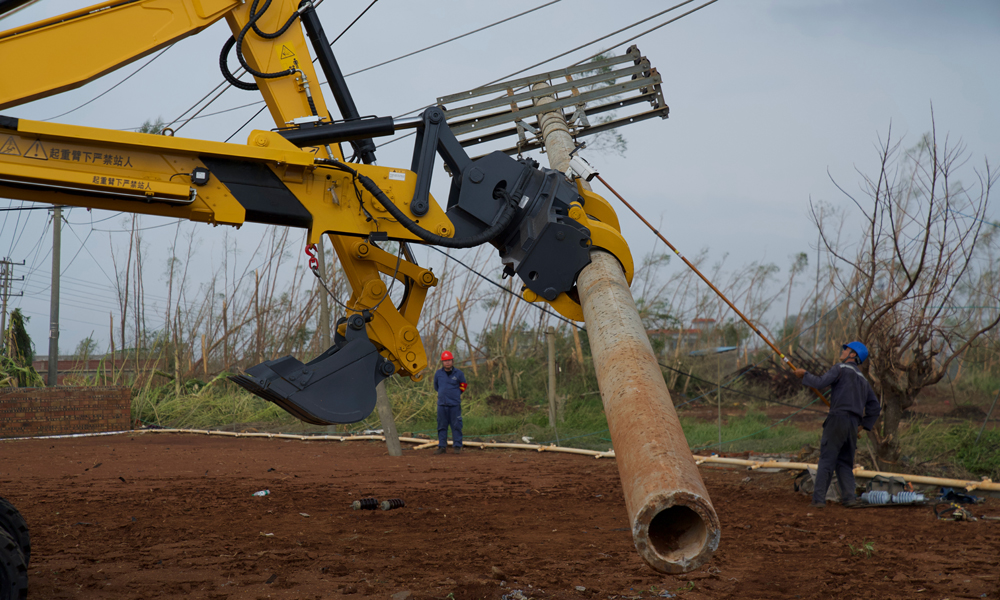 9月8日，南方電網(wǎng)廣東清遠(yuǎn)供電局支援隊(duì)伍在湛江徐聞縣龍?zhí)伶?zhèn)搶修現(xiàn)場操作鉆孔立桿機(jī)器人。
