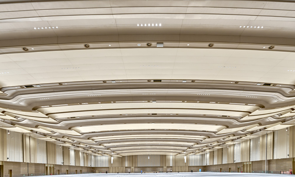 作為全國最大的無柱多功能會議室，其中4樓鋼桁架樓承板面積達(dá)1.1萬平方米，由14榀主桁架及鋼梁組成，最大跨度81米，總重量達(dá)4200噸，從正負(fù)零頂板提升至標(biāo)高34米，為國內(nèi)場館類室內(nèi)面積最大的鋼桁架整體提升工程，施工難度不言而喻。