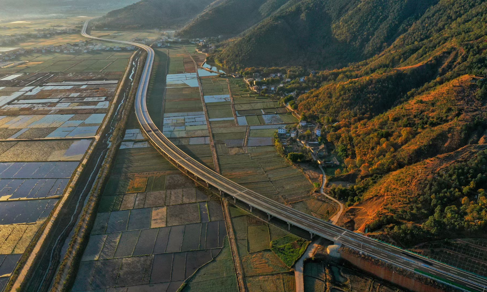 針對復雜的地質條件，施工安全風險高、技術難度大等一系列難題，中國建筑華麗高速參建單位多次邀請有關院士、行業專家赴現場調研，科學制定處置方案，開展對比驗證，《特長富水巖溶隧道斜井工區涌水處治關鍵技術研究》《滇西山嶺復雜條件下高速公路橋隧工程施工關鍵技術》等課題先后獲得有關部門、行業協會認定達到國際領先水平。