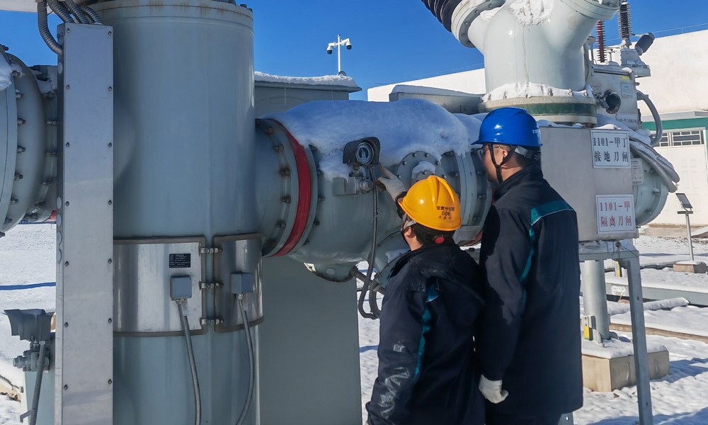 雪后氣溫較低，運維人員巡視110千伏開關設備SF6氣體壓力。