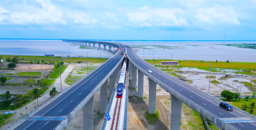 當(dāng)?shù)貢r間12月24日，由中國中鐵承建，中鐵一局、中鐵四局、中鐵北京局、中鐵大橋局、中鐵工業(yè)、中鐵二院參建的孟加拉國帕德瑪大橋鐵路連接線項目全線正式開通運營儀式在達(dá)卡隆重舉行。