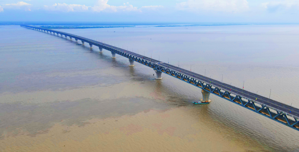 該橋位于帕德瑪河下游，主橋為長6.15公里的公鐵兩用雙層鋼桁梁橋，上層為四車道高速公路、下層為單線鐵路。2022年6月25日，歷時8年建設(shè)，帕德瑪大橋公路橋面正式通車，結(jié)束了帕德瑪河兩岸居民只能靠擺渡往來的歷史，這也使該橋被孟加拉國人民親切地稱為“夢想之橋”。