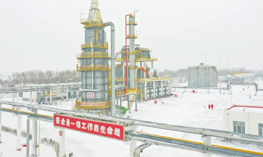 大慶油田天然氣產(chǎn)量再創(chuàng)新高，實(shí)現(xiàn)連續(xù)14年穩(wěn)定增長(zhǎng)。大慶油田儲(chǔ)氣庫(kù)形成“運(yùn)行2座、建設(shè)1座、評(píng)價(jià)4座”的發(fā)展格局，成為國(guó)家能源調(diào)配的戰(zhàn)略重地。大慶油田天然氣分公司持續(xù)強(qiáng)化產(chǎn)銷(xiāo)協(xié)同，高效解決臨時(shí)增加民生用氣需求10余次。11月以來(lái)，該公司已外供氣超5億立方米，連續(xù)25日外供氣突破千萬(wàn)，全力確保龍江地區(qū)數(shù)百萬(wàn)民商用戶(hù)、千萬(wàn)人口和數(shù)十家重點(diǎn)大工業(yè)用戶(hù)天然氣安全平穩(wěn)供應(yīng)。