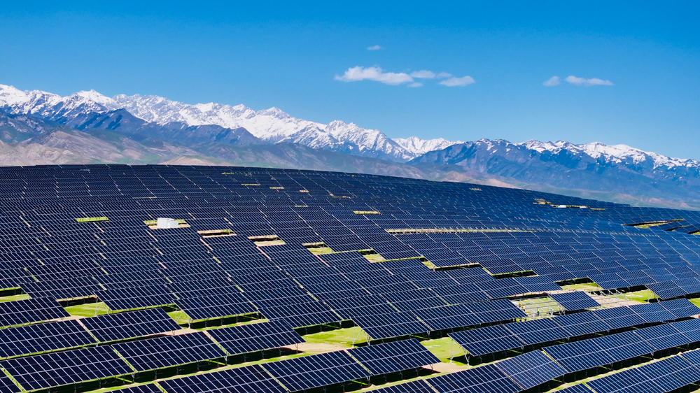 尼勒克400萬千瓦風電光伏一體化項目利用光伏板減少風對植被的影響，遏制草場退化和荒漠化趨勢，實現“板上發電、板下放牧”的土地綜合利用。目前已完成并網300萬千瓦。