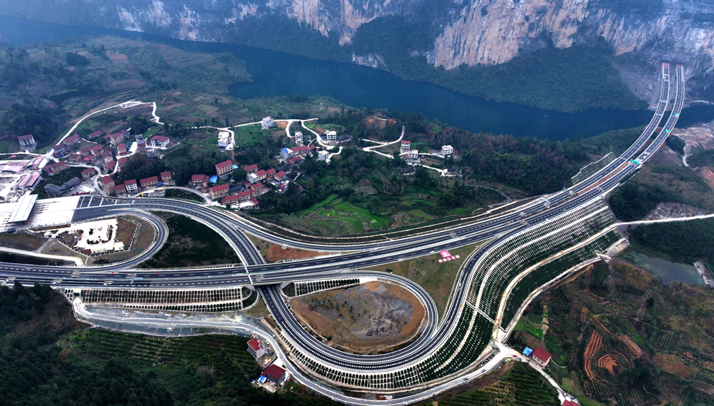 目前，渝湘復(fù)線高速剩余路段正在加快建設(shè)，全線預(yù)計在2025年內(nèi)建成通車。全線通車后，從重慶中心城區(qū)前往酉陽等地車程較既有渝湘高速可縮短約60分鐘，將有效緩解既有渝湘高速擁堵狀況。圖為渝湘復(fù)線高速龔灘互通。
