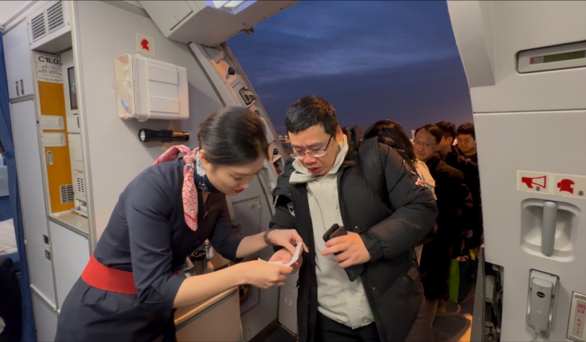 1月8日早上7時，東航MU2335航班從上海虹橋機場起飛，經停西安飛往拉薩，運送上海首支醫療隊醫護人員13名、棉衣棉被等7噸救災物資飛赴地震災區，全力支持日喀則抗震救災工作。