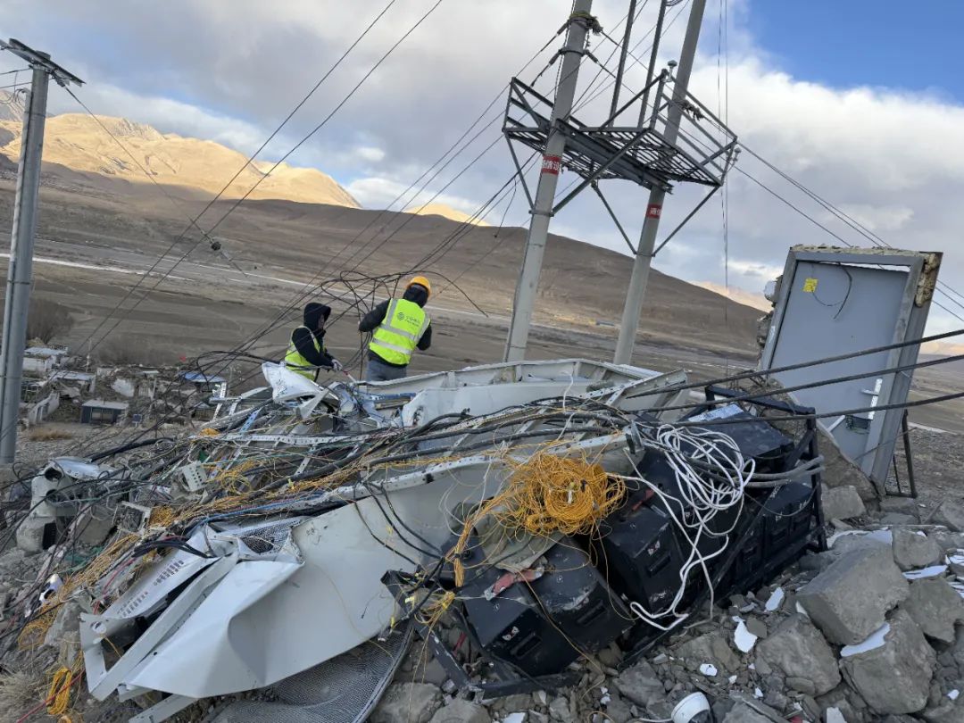 針對高海拔、遠距離、地形復(fù)雜等特殊應(yīng)急救援場景，中國移動迅速從拉薩調(diào)配無人機運往定日縣，將在當(dāng)?shù)剡M行通信保障，通過衛(wèi)星鏈路快速建立傳輸通道，開通基站，作為臨時的“基站塔”，為地震災(zāi)區(qū)用戶提供24小時不間斷應(yīng)急通信保障。