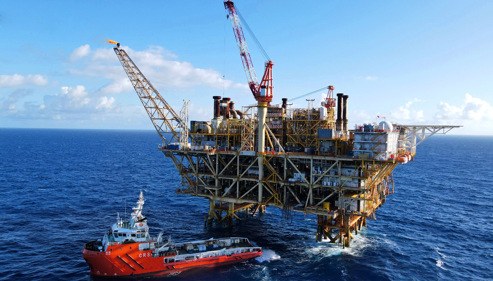 面對復雜的深海環境以及深水少井等挑戰，開發團隊通過創新深水復雜儲層精細描述技術，制訂專屬開發策略，探索形成深水氣田的高效建產模式。針對日益復雜的開發生產形勢，開發團隊根據實際生產情況構建動態監測與跟蹤管理體系，分類制訂生產管理策略，滾動分析“一井一策”執行情況，實現氣藏動態精細化管理，有效保障氣井生產。