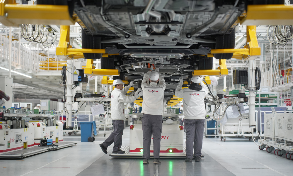 新年以來，中國一汽長春、天津、青島、佛山、鹽城等各大生產(chǎn)基地全力以赴抓生產(chǎn)、保交付。全體工作人員搶開局、拼發(fā)展、贏先機，鉚足干勁沖刺首季“開門紅”，為全年經(jīng)營目標(biāo)達成打下良好基礎(chǔ)，為中國汽車產(chǎn)業(yè)的高質(zhì)量發(fā)展貢獻力量。圖為工作人員在位于吉林省長春市的紅旗制造中心繁榮廠區(qū)總裝車間內(nèi)進行紅旗新能源車型電池安裝工作。