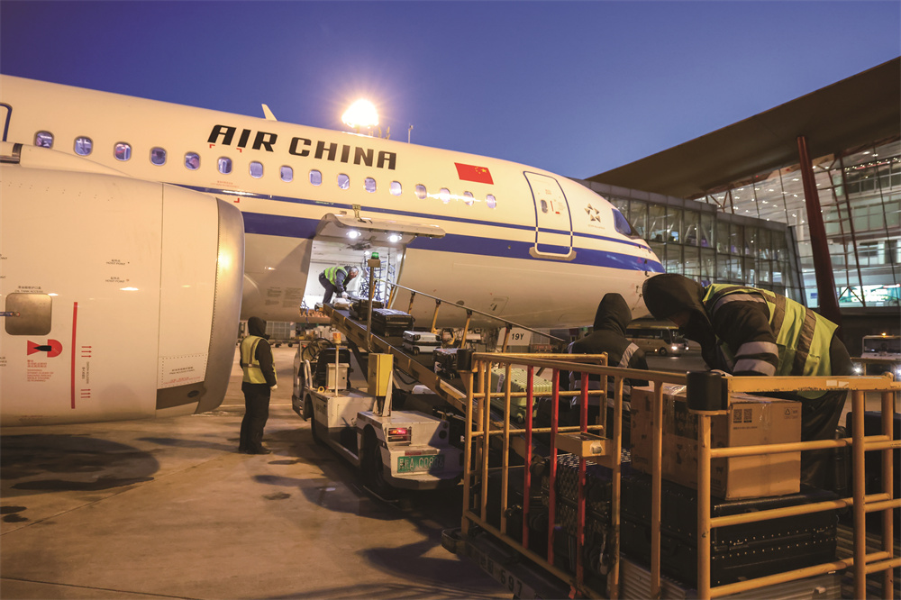 CA1405航班（北京—成都）由國產大飛機C919執(zhí)飛，機長認真進行航前檢查，地面人員妥善裝載行李，各部門協(xié)同配合，保障航班安全。