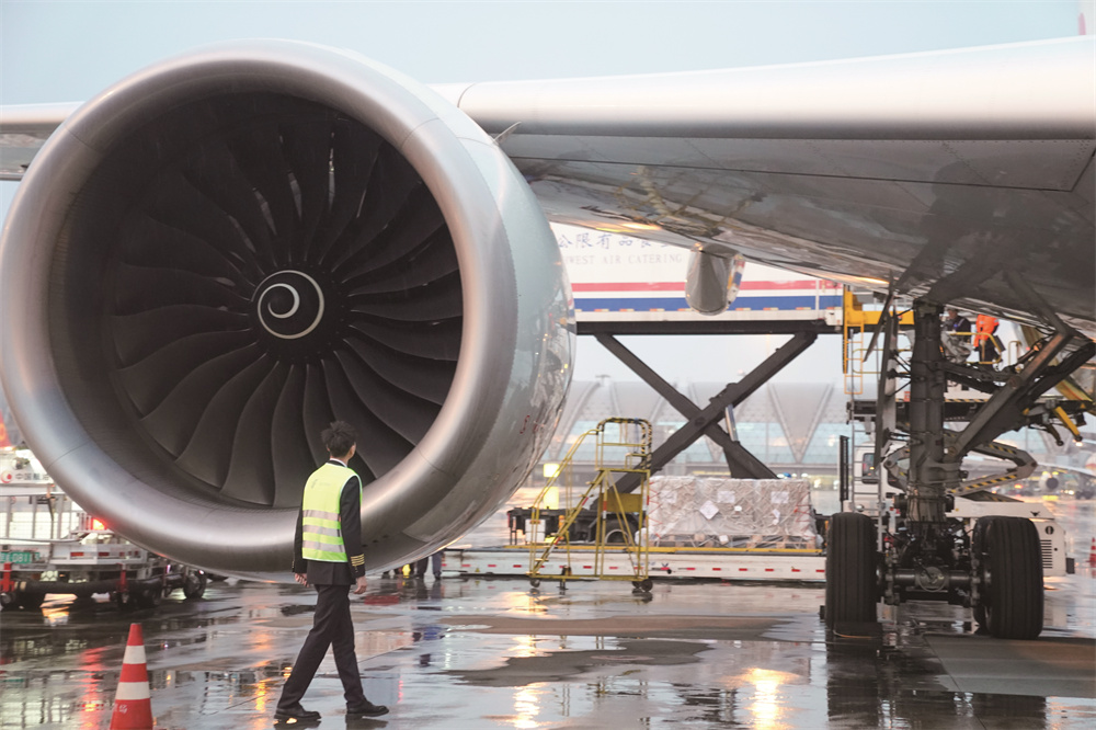 成都雙流機場，CA4101航班機長繞機進行航前檢查。