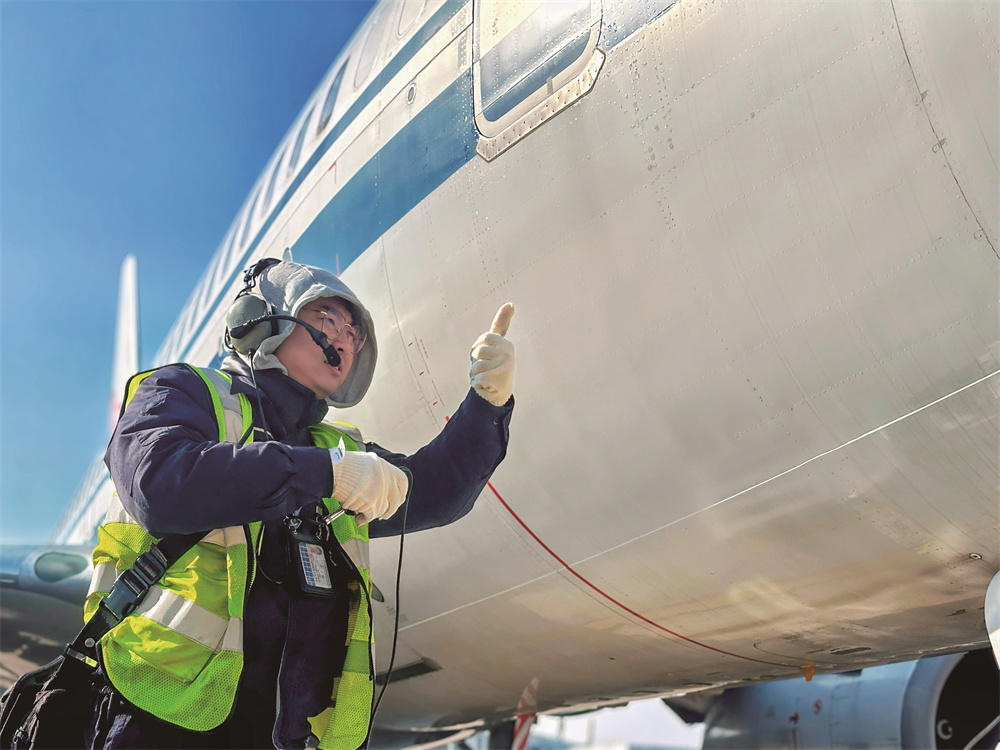 機務工作人員完成飛機檢查。