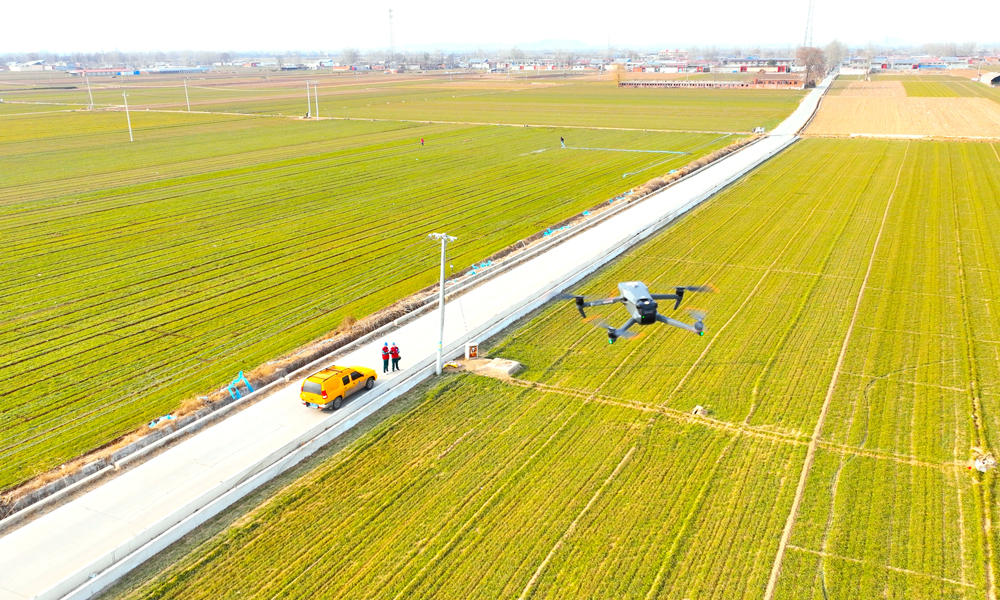 國家電網河北石家莊行唐供電公司工作人員對春灌重點線路開展無人機巡視。