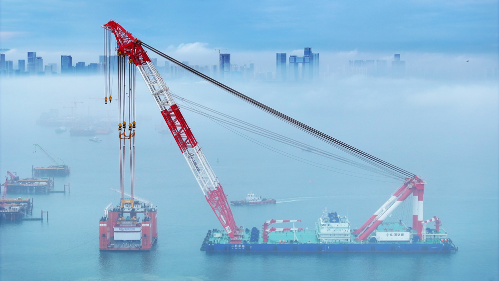 近日，廈金大橋（廈門段）項(xiàng)目首件裝配式預(yù)制墩臺順利完成出運(yùn)及吊裝作業(yè)。