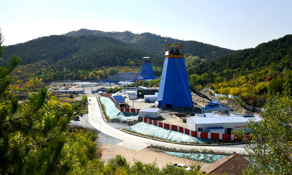 同時，中國五礦抓緊推進(jìn)選礦廠主體工程建設(shè)，3月26日正式開標(biāo)，目前正在加緊組織施工隊伍進(jìn)場，確保選礦廠主體工程順利開工建設(shè)。