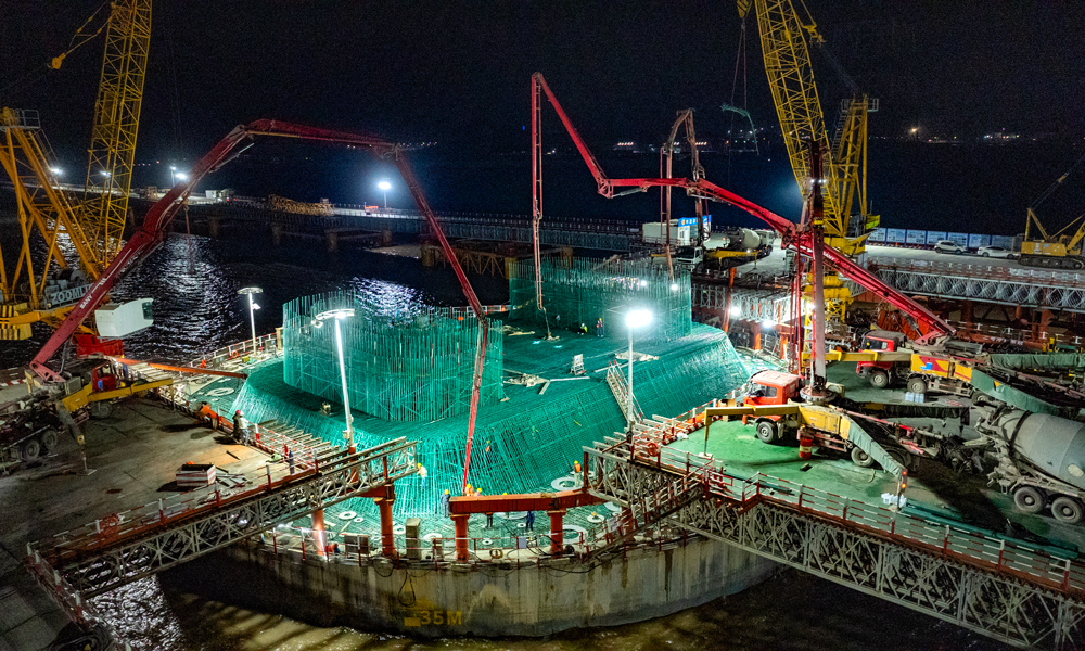 西堠門公鐵兩用跨海大橋具有首次在跨海高速鐵路橋梁上采用斜拉懸索協作體系、首次應用空間變幅纜索體系、世界首個嵌入式設置沉井基礎等三項“世界首創”和“世界最大跨度公鐵兩用大橋”“世界最寬公鐵兩用大橋”“世界最高公鐵兩用大橋主塔”“世界最大規模巖錨”“世界最大直徑橋梁鉆孔樁基礎”等五項“世界之最”。