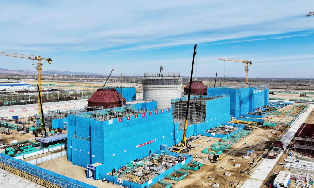 寧夏騰格里六盤山電廠建設工程建設現場，2000余名建設者正緊張有序地進行鍋爐鋼架吊裝、煙囪筒壁澆筑、間冷塔安裝等建設環節，一片熱火朝天的繁忙景象。宗柚鎂 攝