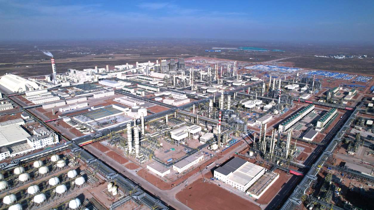 近日，內蒙古寶豐煤基新材料一期年產260萬噸煤制烯烴和配套年產40萬噸植入綠氫耦合制烯烴項目第三套MTO裝置投料試車成功，至此，項目三套MTO核心裝置全部順利投產。該項目是目前全球單廠規模最大的煤制烯烴項目、全球唯一規模化用綠氫替代化石能源生產烯烴項目，建成后將推動煤基新材料產業高端化、多元化、低碳化發展，助力建設現代煤化工與新能源耦合發展示范“國家級產業核心區”。