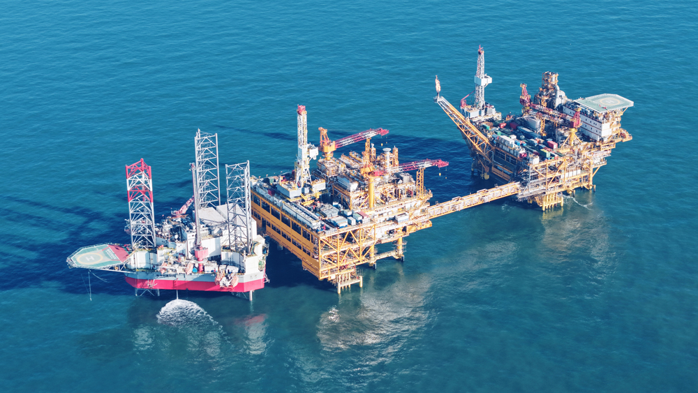 開年以來，渤海油田加速推進油田開發項目建設，持續深化老油田挖潛，不斷加快調整井投產步伐，同時全力推動水下、稠油關鍵技術高效經濟開發。截至3月底，全球最大變質巖潛山油田——渤中26-6油田開發項目（一期）和曹妃甸6-4油田綜合調整項目等陸續投產，不斷筑牢能源安全“硬底盤”。