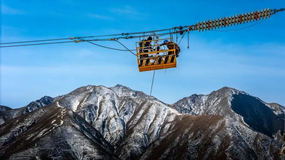 國家電網甘肅白銀供電公司工作人員在330千伏白蘆Ⅰ線進行地線壓接等工作。