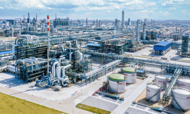 近日，中國中化旗下中化泉州石化26萬噸/年丙烯腈項目在福建省泉州市泉惠石化工業園區內一次開車成功。該項目依托中化泉州煉化一體化項目原料優勢，生產高附加值的丙烯腈等化工產品。 