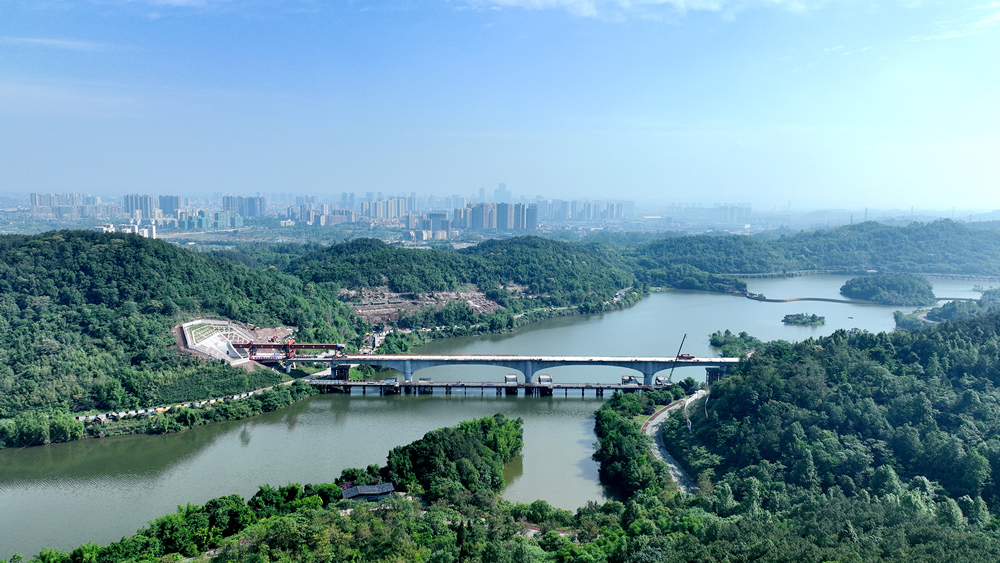 近日，隨著玄天湖雙線大橋最后一孔箱梁架設(shè)完成，中國中鐵旗下中鐵五局承建的成渝中線高鐵全線重難點(diǎn)工程玄天湖雙線大橋貫通，為后續(xù)無砟軌道施工奠定基礎(chǔ)。