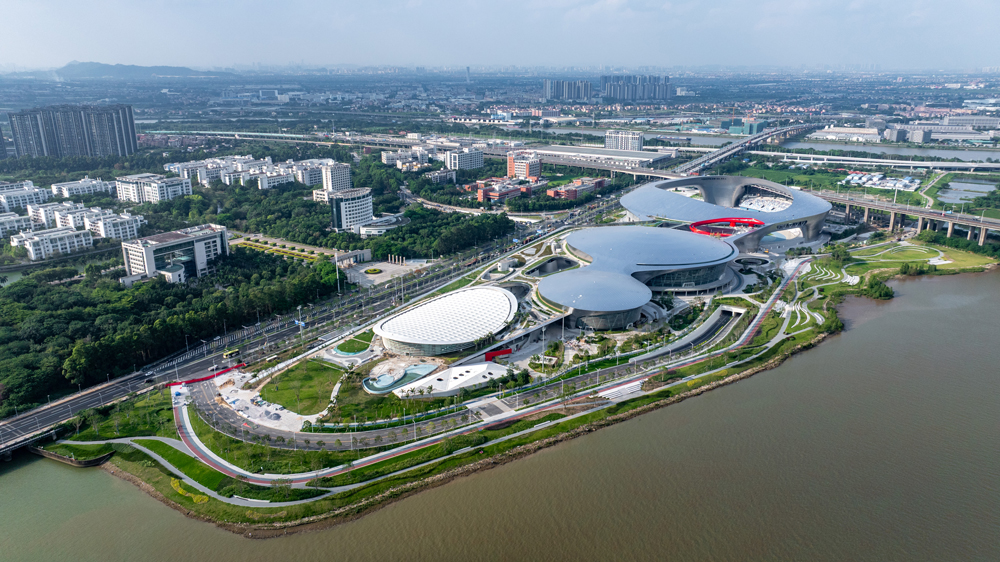近日，第十五屆全運會比賽場館——佛山順德區德勝體育中心項目全面完工。該項目由中國建筑旗下中建五局承建，預計將于6月中旬全面移交并投入使用。