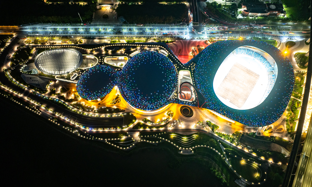 作為廣東省重點建設工程，德勝體育中心定位為“粵港澳大灣區賽演綜合體”，項目建設內容主要包括“兩館一場”，即1.2萬座綜合體育館（含配套訓練館）、2000座游泳館、2萬座綜合體育場，其中綜合體育館為甲級體育館。