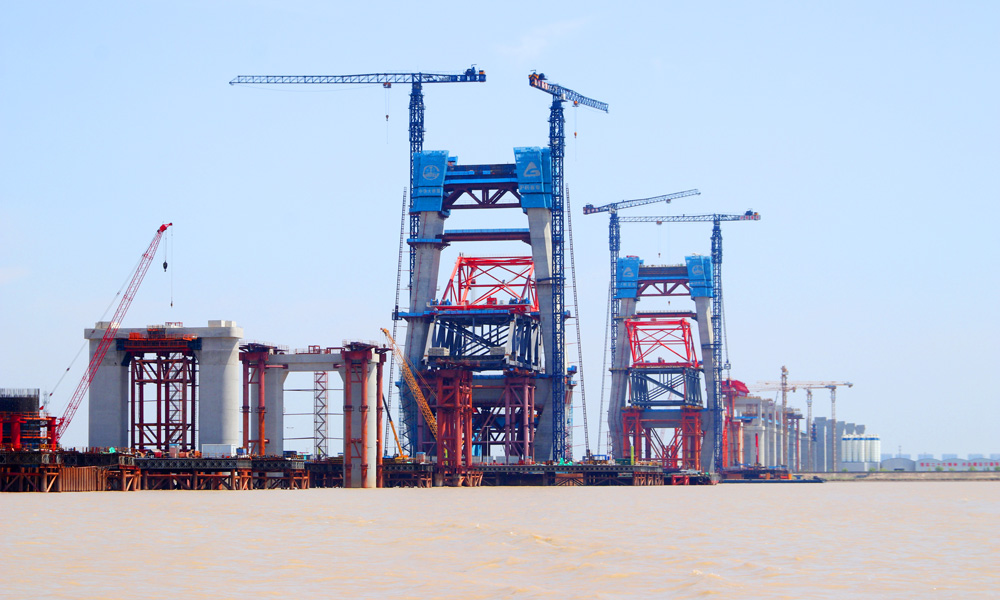 崇啟公鐵長江大橋是上海至南京至合肥高鐵控制性節點工程，全長4.09公里，橫跨長江入海口北支航道。其構造為雙層布置的公鐵兩用橋，上層為雙向6車道、時速100公里的一級公路，下層為時速350公里的雙線高速鐵路+時速250公里的雙線城際鐵路。