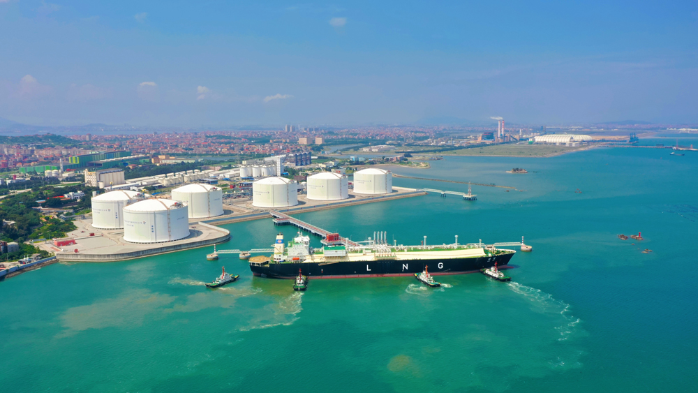 LNG運輸船“閩鷺”輪在中國海油湄洲灣“綠能港”完成靠泊。