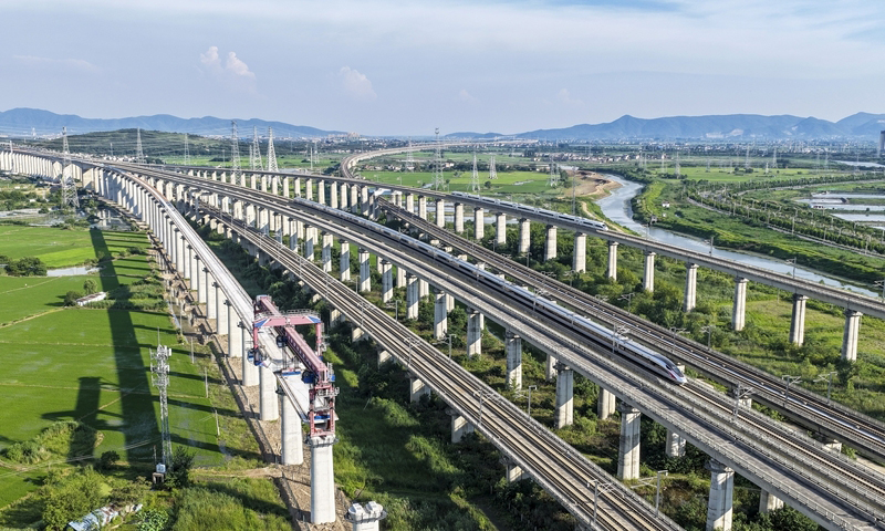 中鐵四局巢馬城際鐵路架梁施工現(xiàn)場（7月1日，無人機(jī)照片）。新華社發(fā)（劉玉才 攝）