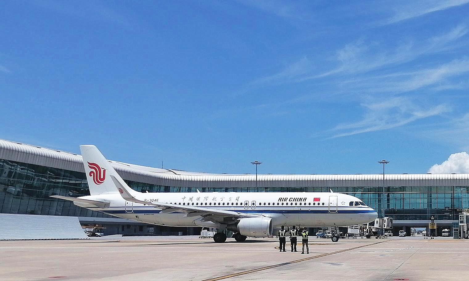 今年暑運期間，中航集團計劃新開北京—麗水、杭州—敦煌、武漢—西寧、北京—綏芬河、北京—開羅、北京/烏魯木齊—塔什干、北京—阿拉木圖等多條國內國際航線，進一步滿足廣大旅客出行需求。圖為武漢—西寧直飛航班首航出港。