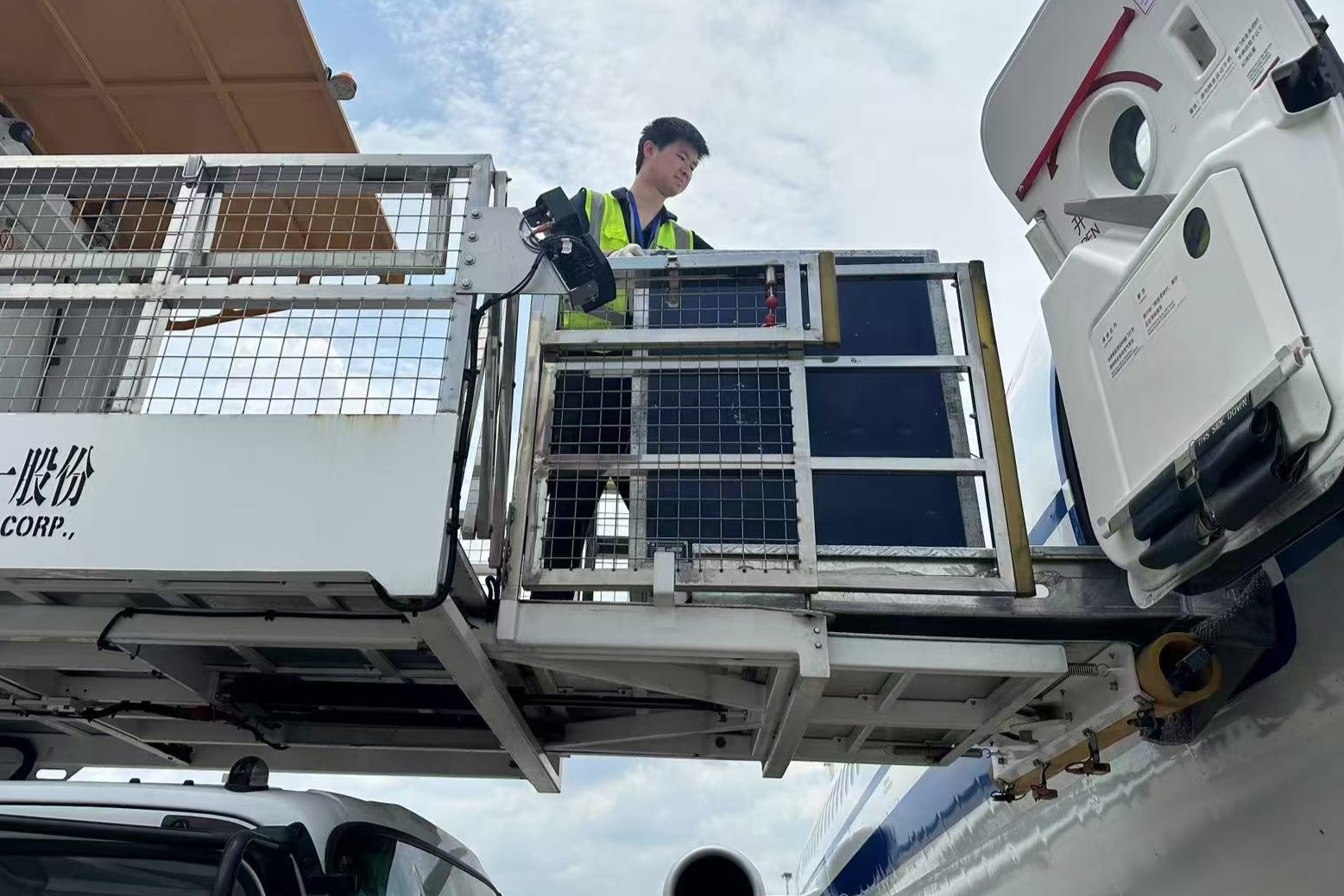 成都天府機場，餐食保障員將滿載的餐車送上飛機。