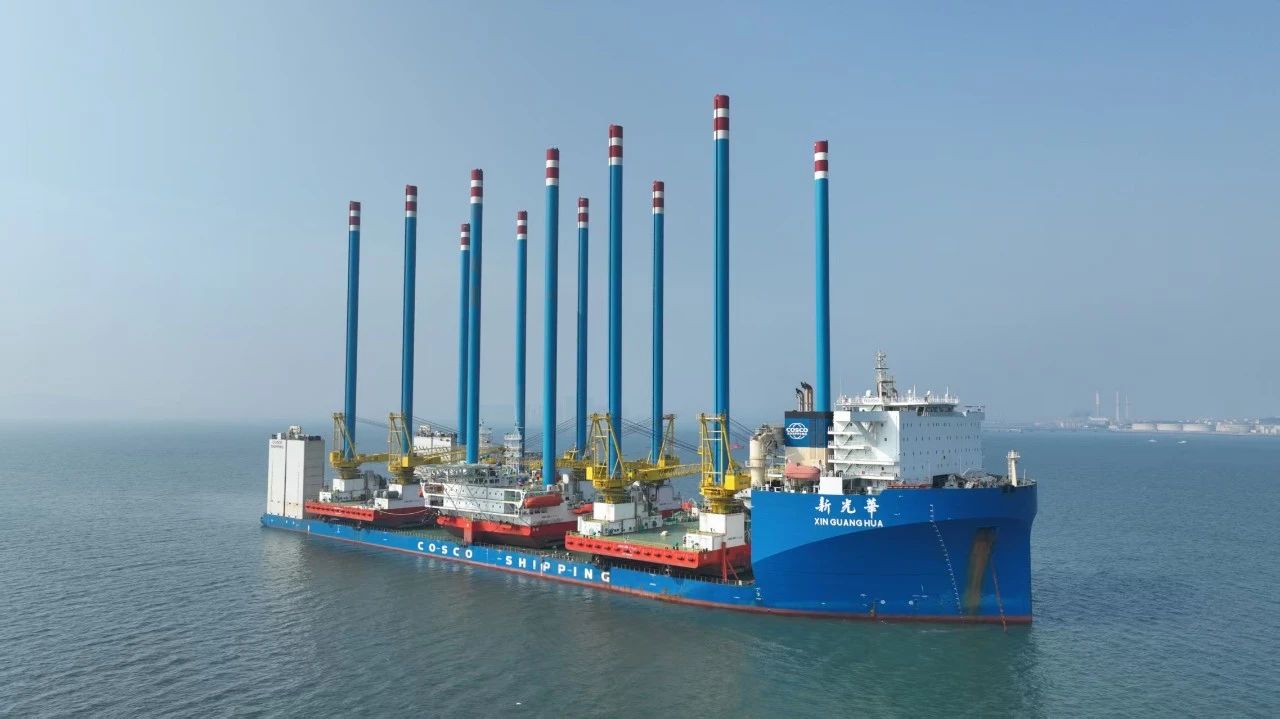 近日，中國遠(yuǎn)洋海運(yùn)集團(tuán)旗下中遠(yuǎn)海運(yùn)特運(yùn)10萬噸半潛船“新光華”輪，成功完成青島至阿聯(lián)酋沙迦的超大型平臺運(yùn)輸任務(wù)，跨越5904海里，將總重超2.4萬噸、單腿長108 米的三個(gè)自升式生活平臺安全送達(dá)，并順利完成卸貨。