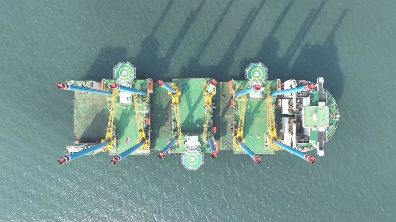 “新光華”輪此次承運(yùn)的三個(gè)平臺，單個(gè)重量近8000噸，單腿長達(dá)108米，貨物重心控制要求極高。“新光華”輪憑借卓越的裝備性能與智能運(yùn)輸方案，精準(zhǔn)應(yīng)對貨物特殊參數(shù)要求，在短時(shí)間內(nèi)完成平臺潛裝，并結(jié)合實(shí)時(shí)海況動態(tài)優(yōu)化航線，在嚴(yán)守安全準(zhǔn)則的前提下大幅縮短運(yùn)輸周期。