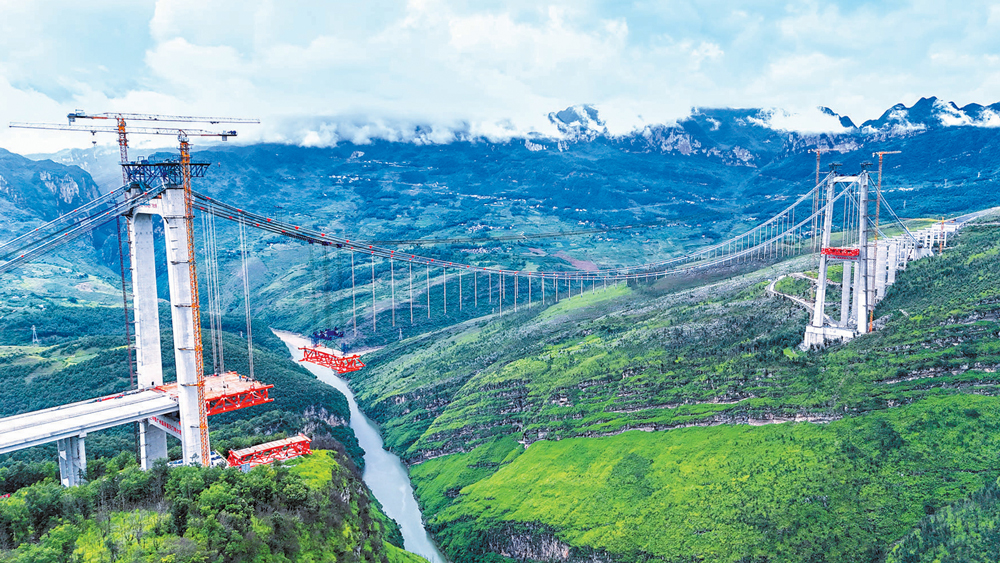 近日，隨著纜索吊將長13.6米、寬36米、高6.5米、重約241.8噸的安順岸J1鋼桁梁節段精準吊裝，中國中鐵旗下中鐵廣州局承建的貴州安盤高速天門特大橋正式邁入主橋上部結構鋼桁梁吊裝階段。