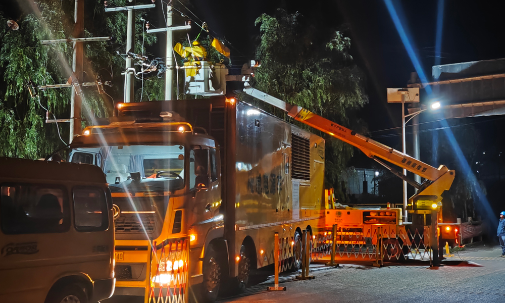 據(jù)了解，國網(wǎng)甘肅電力啟動防汛抗洪三級應(yīng)急響應(yīng)，省市縣三級聯(lián)動組織11支隊伍330名搶修人員，派出搶險車輛73臺，發(fā)電機42臺，發(fā)電車3輛投入應(yīng)急搶險保供電行動，全力排查受損設(shè)備及線路，統(tǒng)籌調(diào)配搶修人員、物資、裝備、車輛等資源，快速恢復(fù)主網(wǎng)干線路及民生用電。