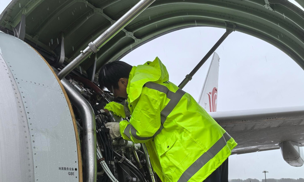 中航集團機務人員手持專業工具，更換FMU（燃油計量單元）傳感器。