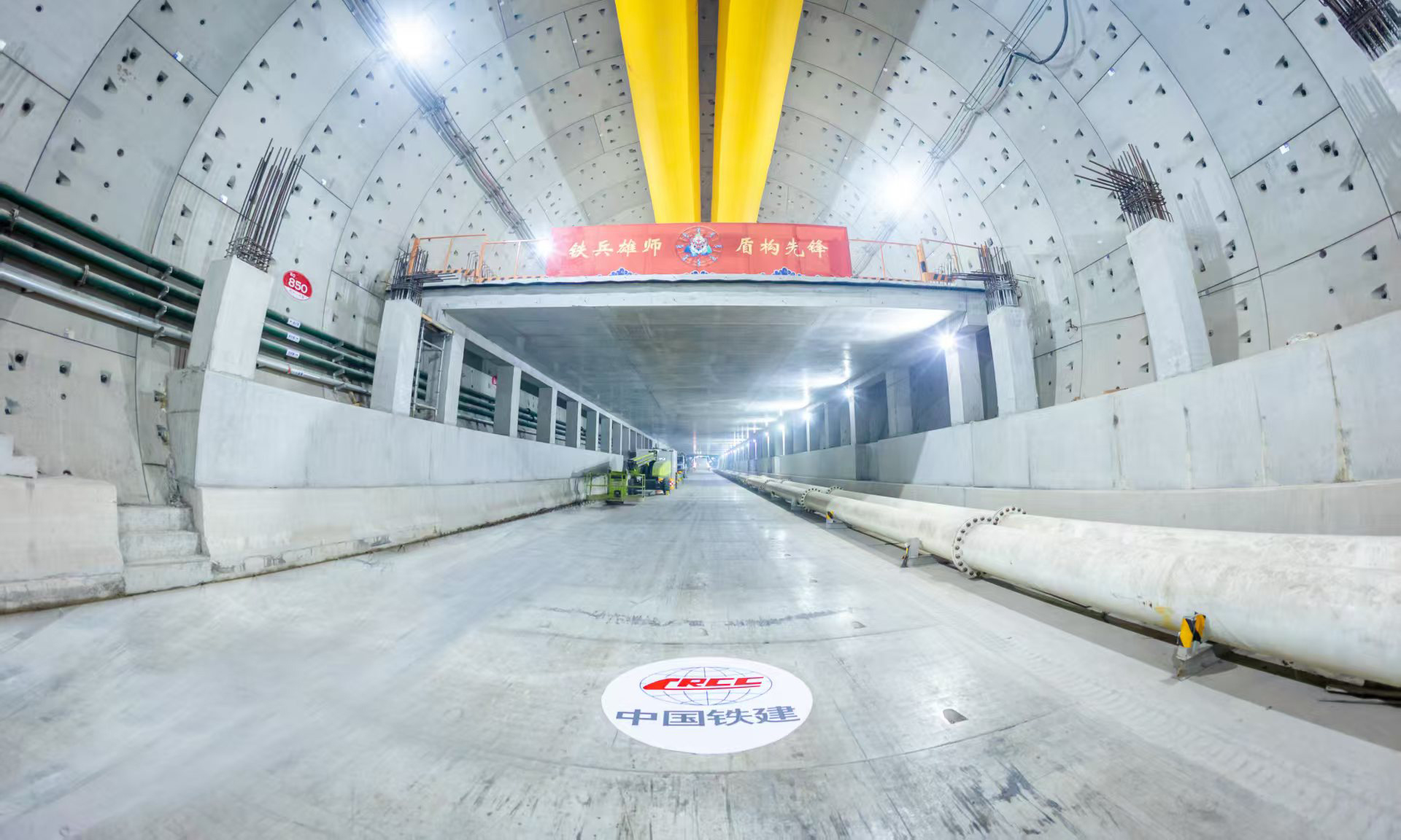 目前，項(xiàng)目團(tuán)隊(duì)先后攻克了28項(xiàng)技術(shù)難題，實(shí)現(xiàn)最高日進(jìn)尺18米、月進(jìn)尺426米，創(chuàng)造了17米級(jí)盾構(gòu)施工的紀(jì)錄。項(xiàng)目團(tuán)隊(duì)總結(jié)形成的17米級(jí)盾構(gòu)施工成套技術(shù)體系，進(jìn)一步提升了我國(guó)特大直徑盾構(gòu)隧道的建造能力和技術(shù)水平，使我國(guó)在該領(lǐng)域處于世界領(lǐng)先地位。圖為成型隧道內(nèi)景。