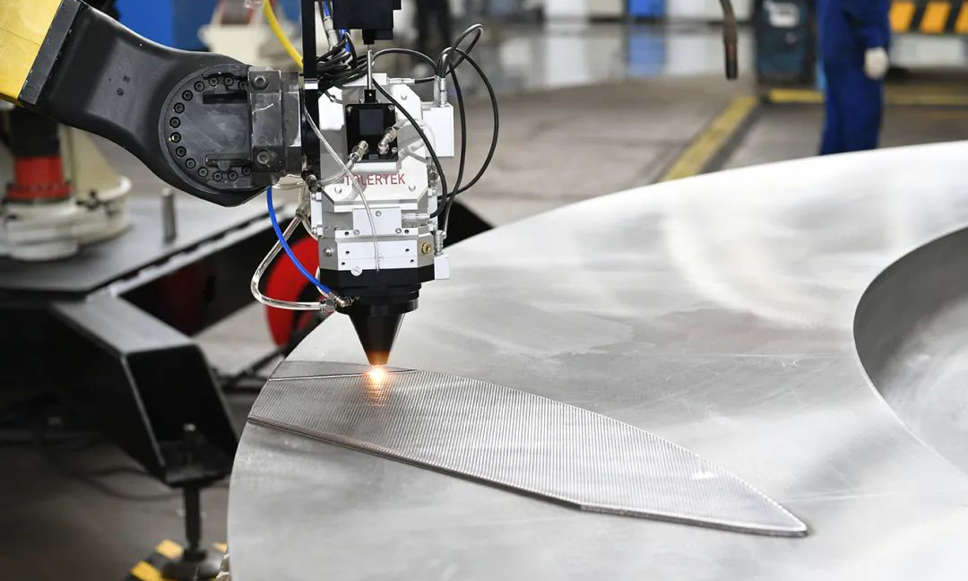 近年來，針對大型沖擊式轉輪研制，東方電氣集團開發了智能化增材制造（3D打印）、自動化數控加工、機器人焊接、機器人打磨等技術。本次通過驗證的轉輪直徑6.2米，整體重量達到90噸，95%以上制造過程實現了數字化、智能化。