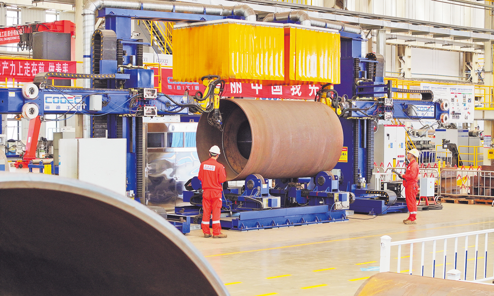 柔性制造智能焊接機器人是一種應用于柔性制造、擁有視覺識別能力的機器人，具有高度靈活性、環境適應性和智能化控制等特性，適用于復雜環境下多種類、定制化的焊接工作。圖為焊接機器人準備執行焊接程序。 